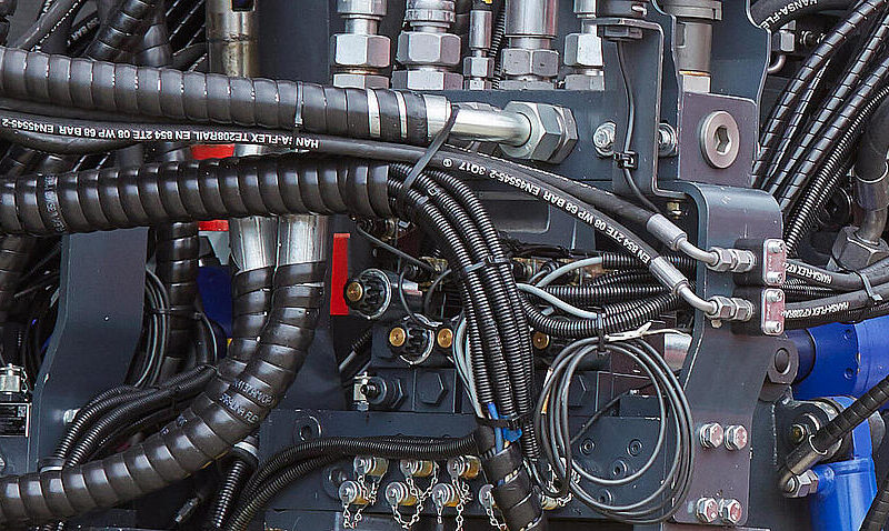 สายไฮดรอลิค (Hydraulic Hose) กับเครื่องจักร CNC สำคัญอย่างไร