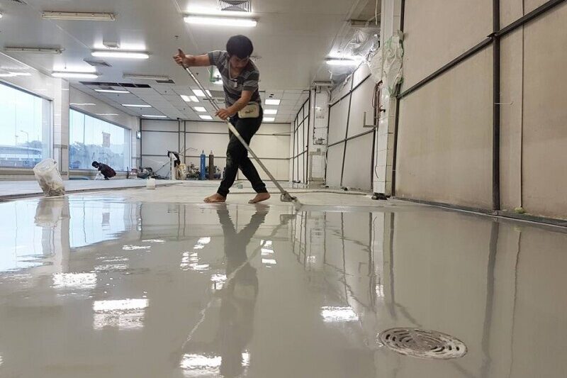 พื้นพียู vs Epoxy ต่างกันยังไง? เลือกแบบไหนดีสำหรับโรงงาน