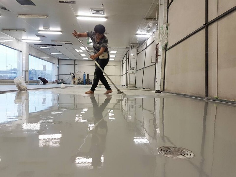 พื้นพียู vs Epoxy ต่างกันยังไง? เลือกแบบไหนดีสำหรับโรงงาน